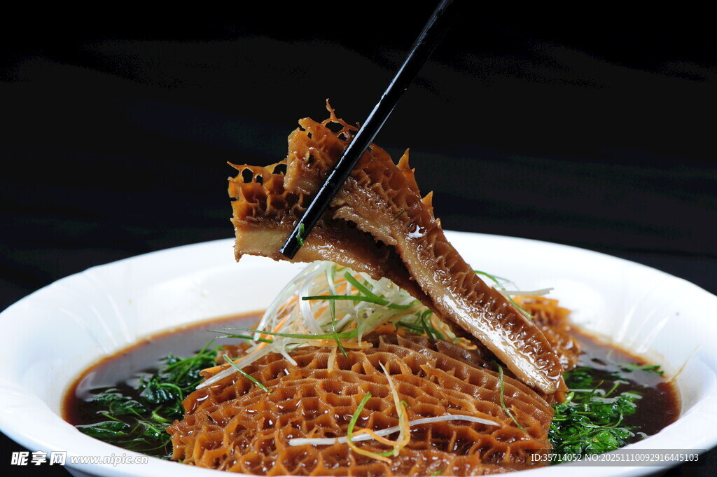 筷子夹起的美味金钱肚