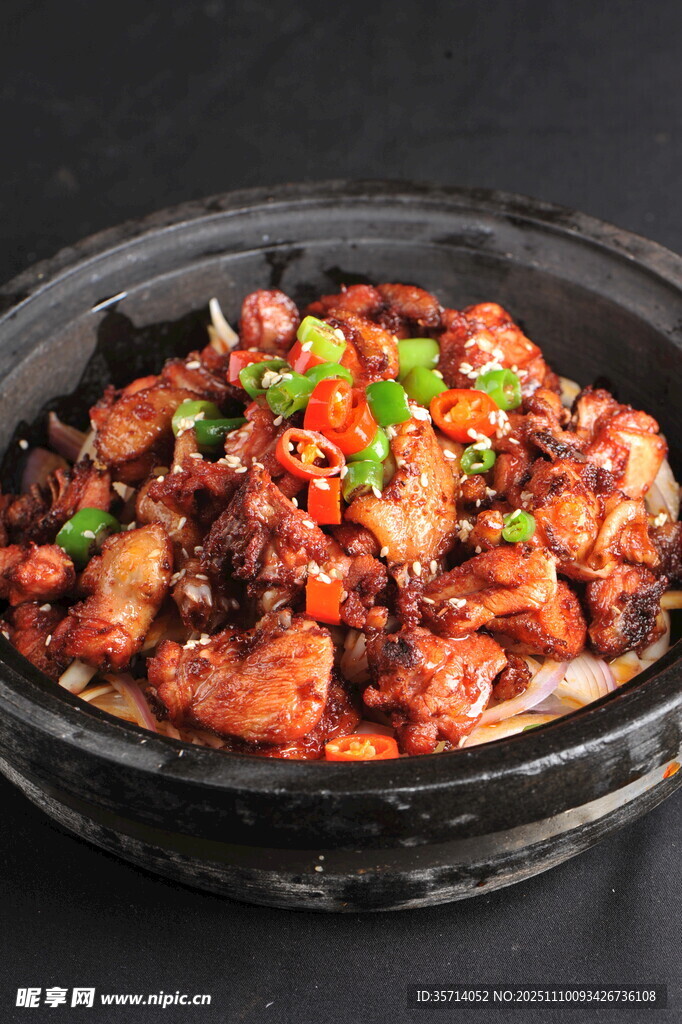 美味香辣瓦罐鸡肉