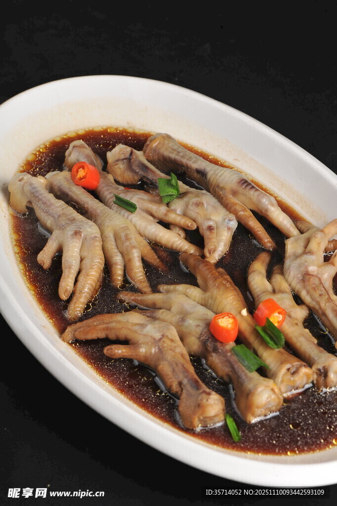 卤味鸭掌色泽诱人超美味