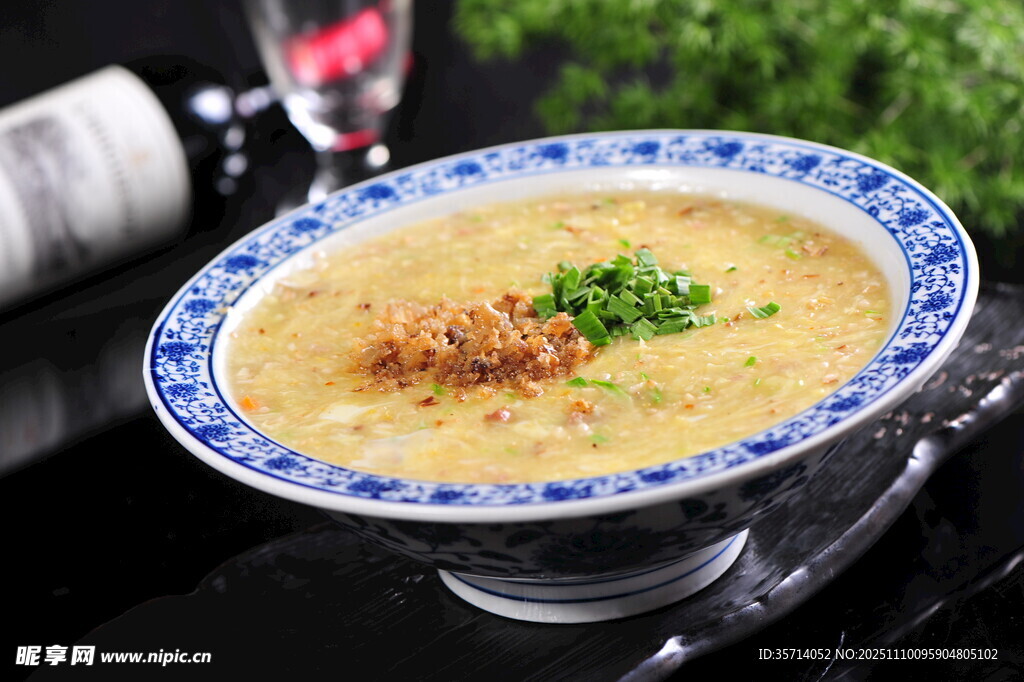青花瓷碗盛的美味蛋花汤