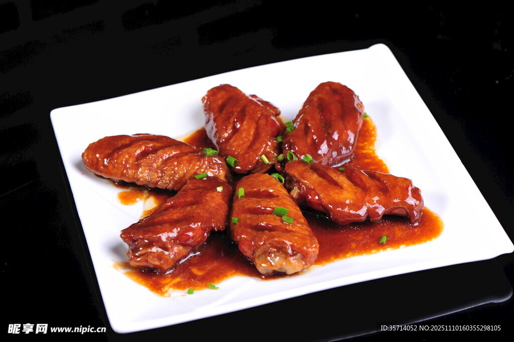 红烧鸡翅摆放在白色盘中