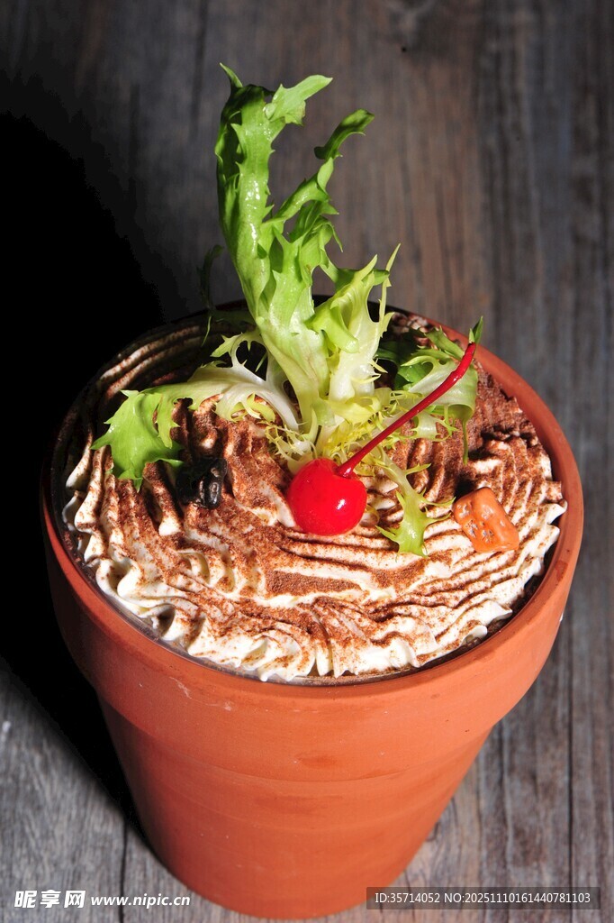 陶盆中的多彩盆栽蔬菜