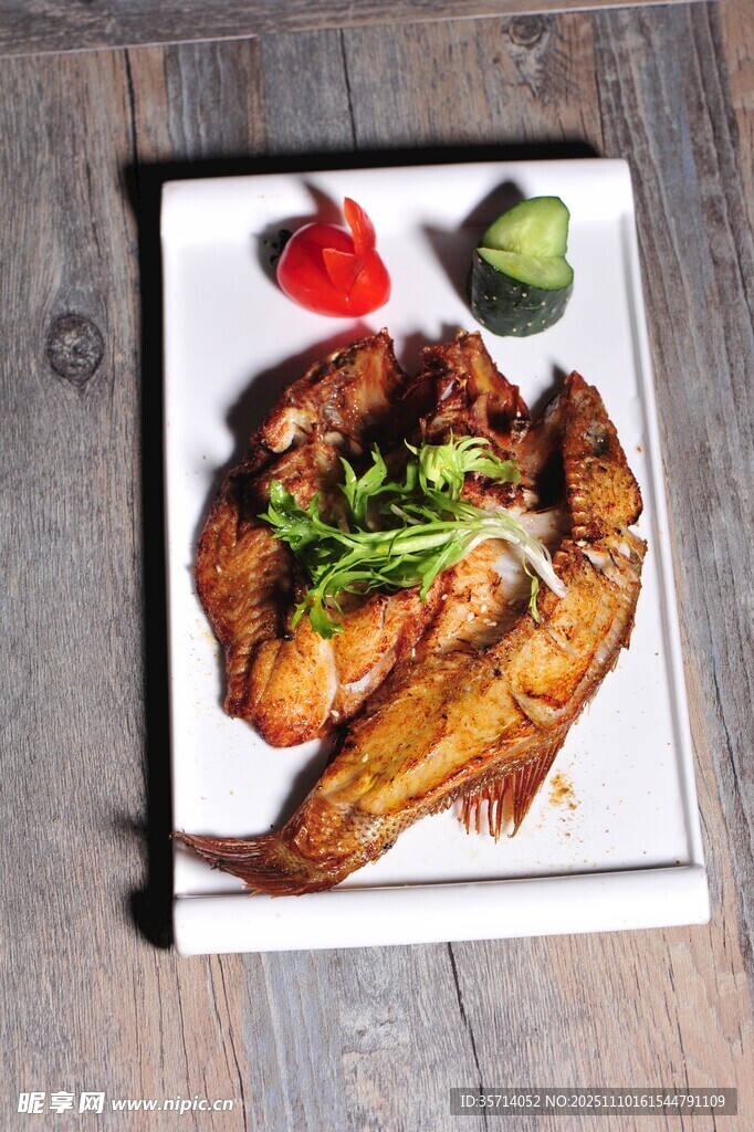 香煎鱼配蔬菜摆盘精致