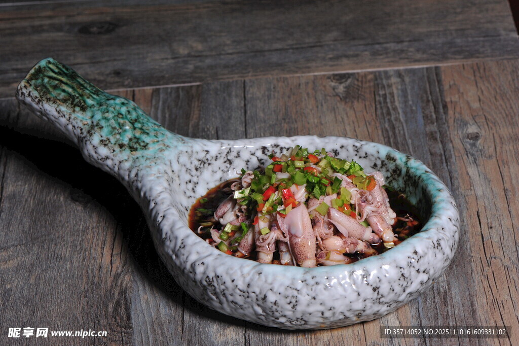 石制容器盛美味凉拌菜