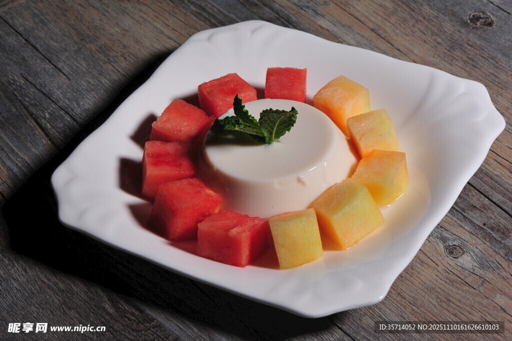 水果环绕的创意豆腐拼盘