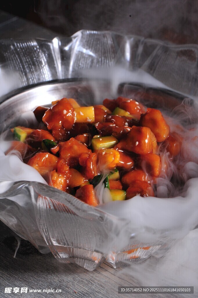 锡纸包裹的美味烤蔬菜