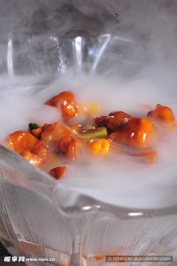 玻璃碗中的多彩食材