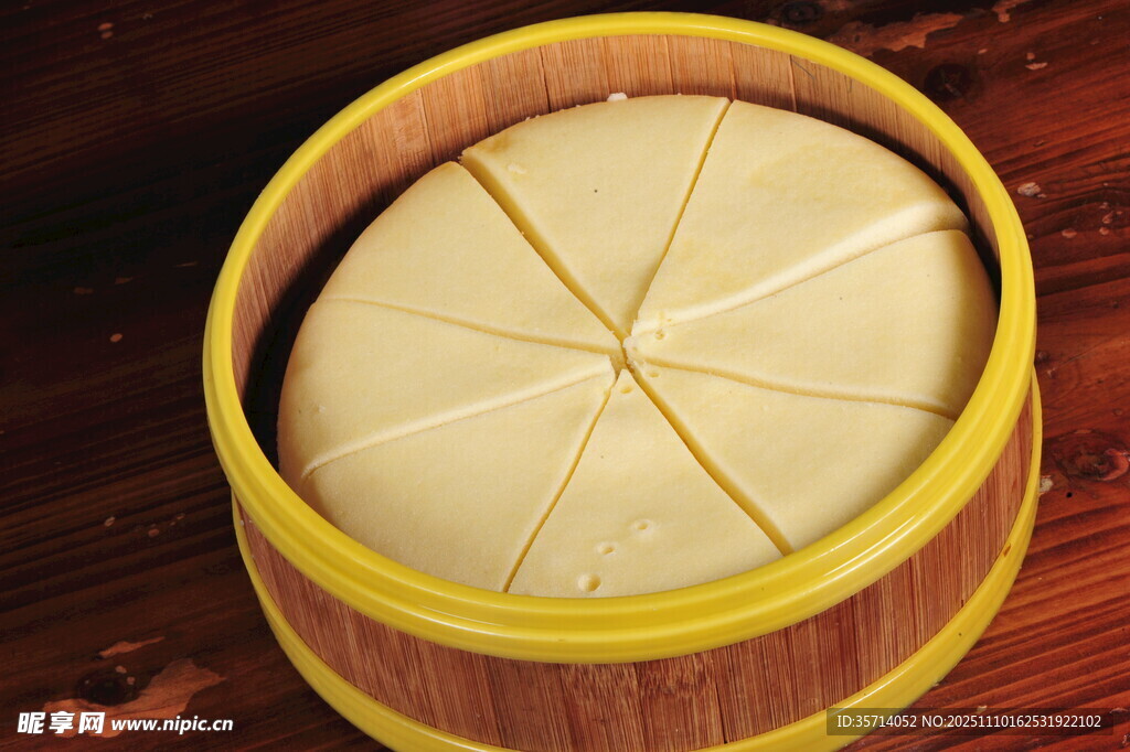 竹制蒸笼里的美味白面馍