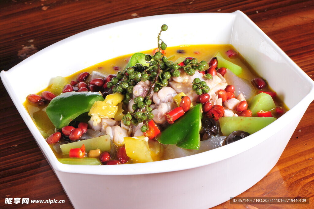 美味蔬菜汤色彩缤纷诱人