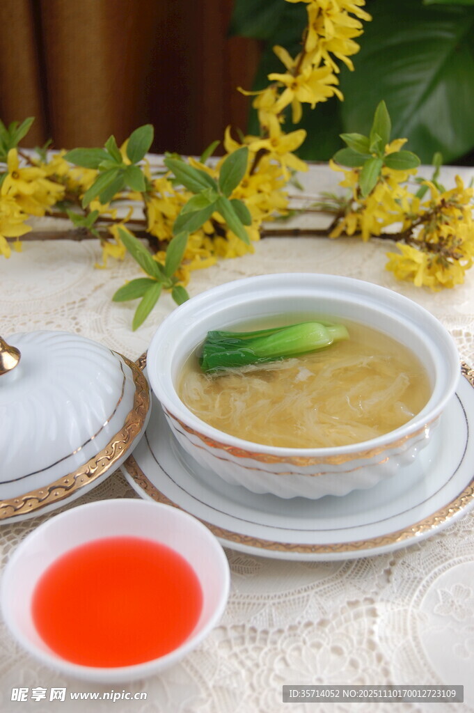 滋补靓汤搭配特色蘸料