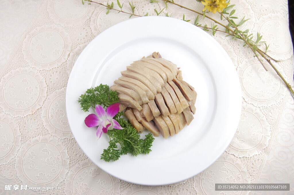 白盘上的精美切制猪肚