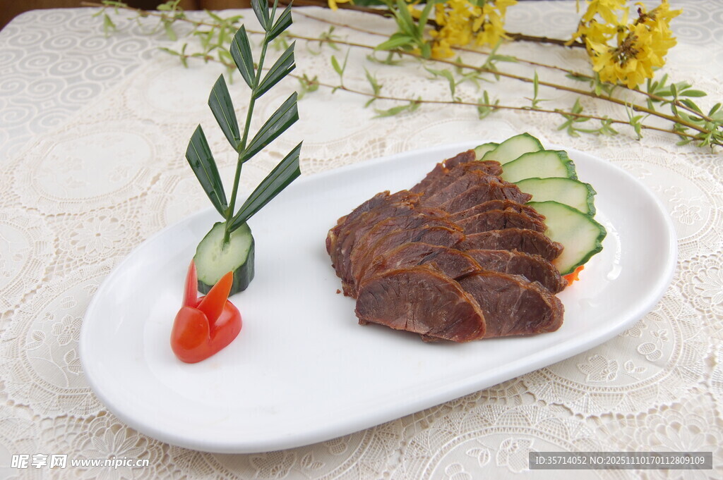 精致摆盘的美味牛肉