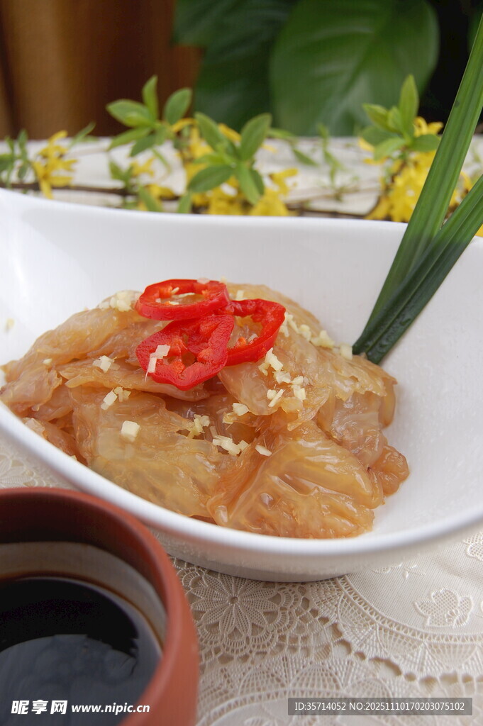 美味凉拌海蜇点缀红椒