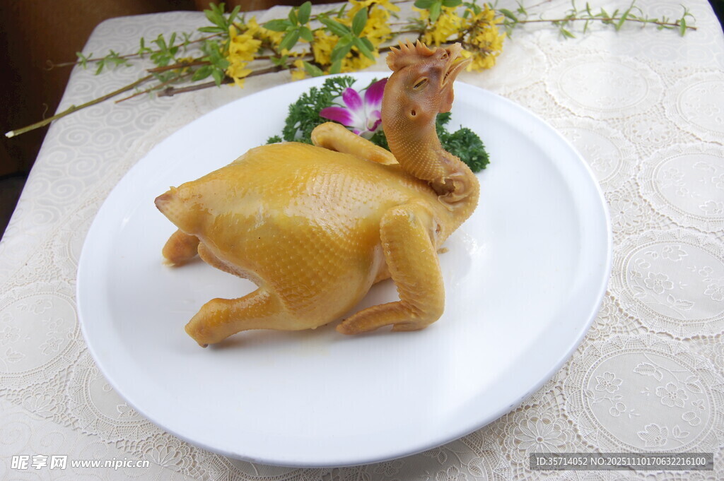 白盘上的特色造型鸡肉