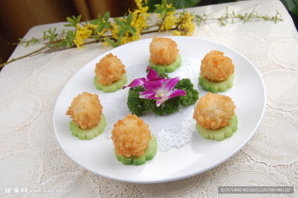 精致摆盘的美味海鲜丸子