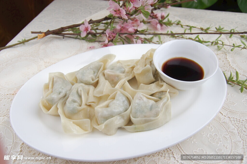 美味饺子配蘸料