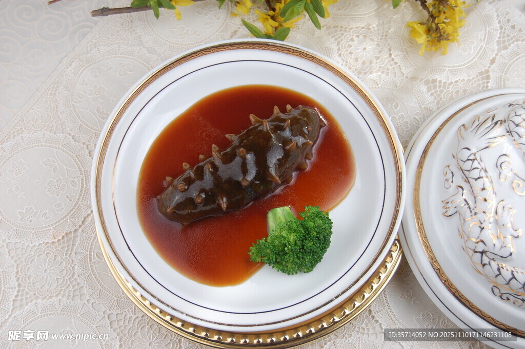 精致摆盘的美味海参