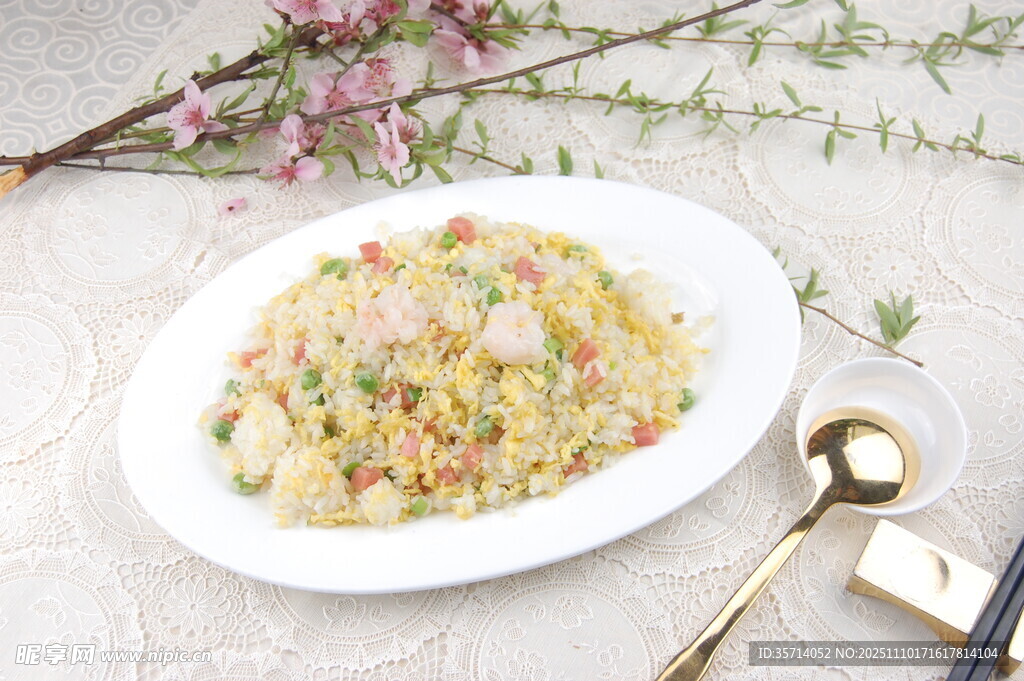 美味虾仁炒饭摆盘精致