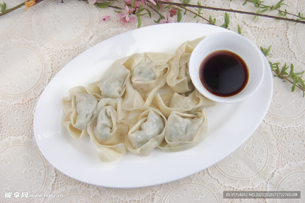 一盘美味饺子配蘸料