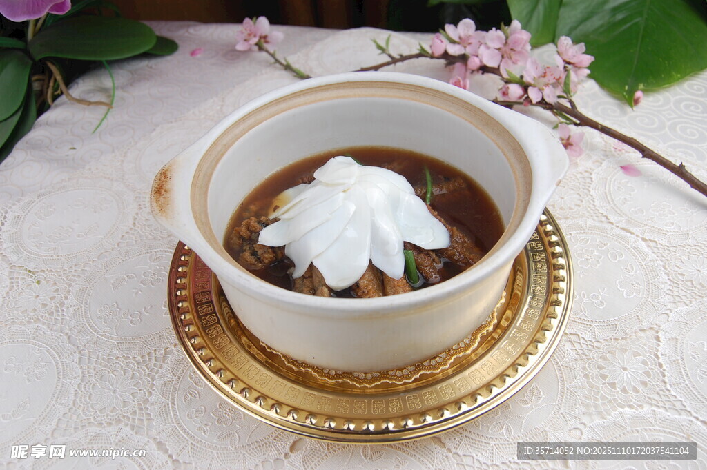 精致咖啡配奶油与花卉