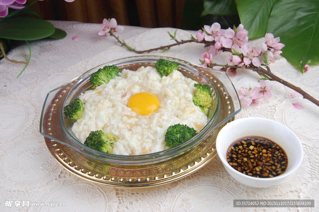 营养鸡蛋蔬菜粥美味养生