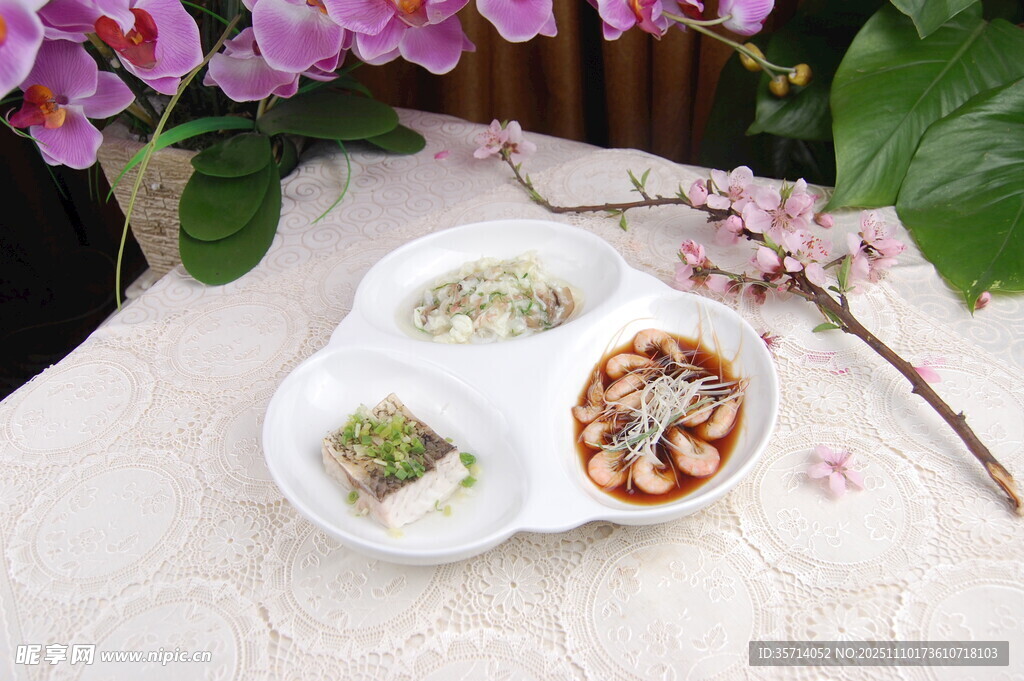 精致中式茶点与花卉搭配