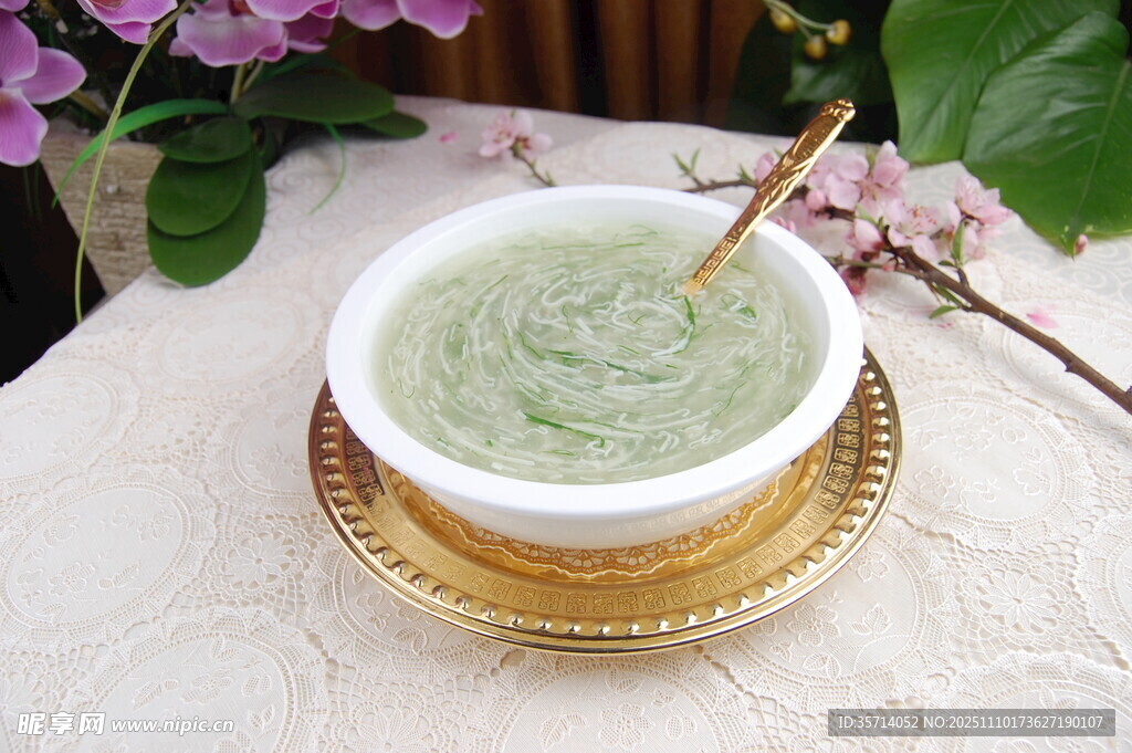 抹茶饮品置于精致金盘上