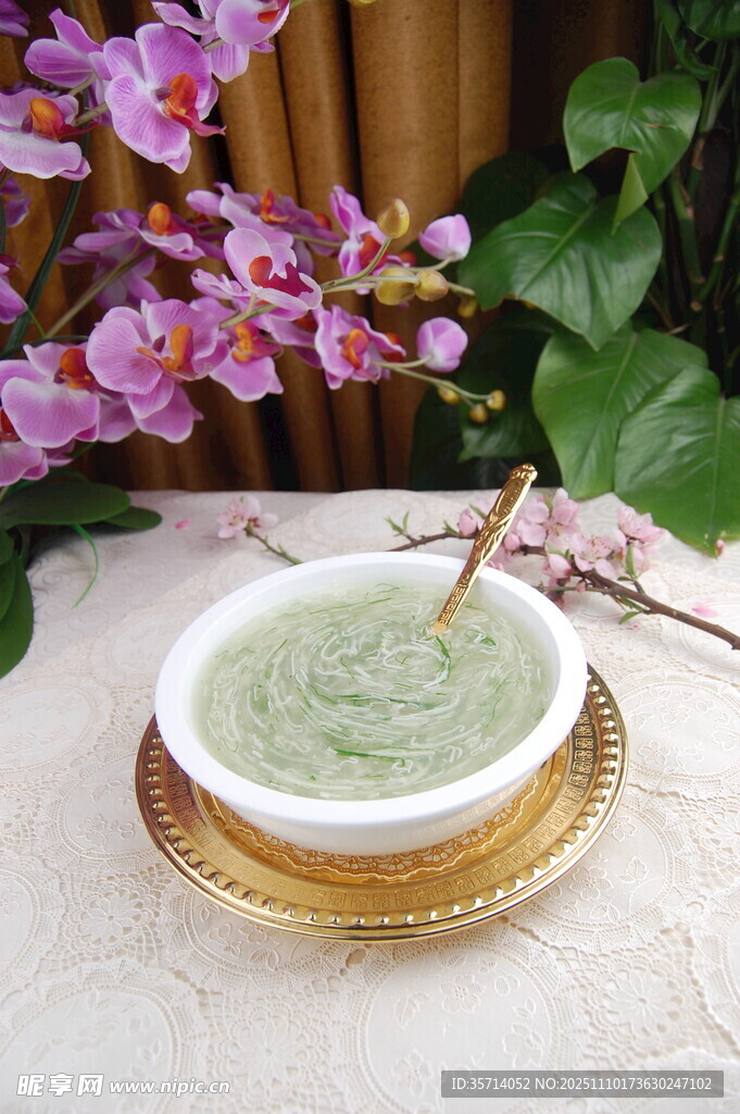 精致抹茶饮品配雅致花卉