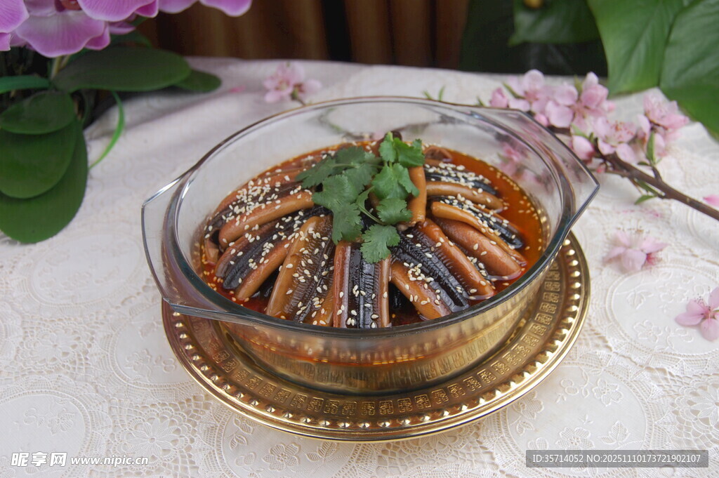 精美玻璃容器中的多彩植物