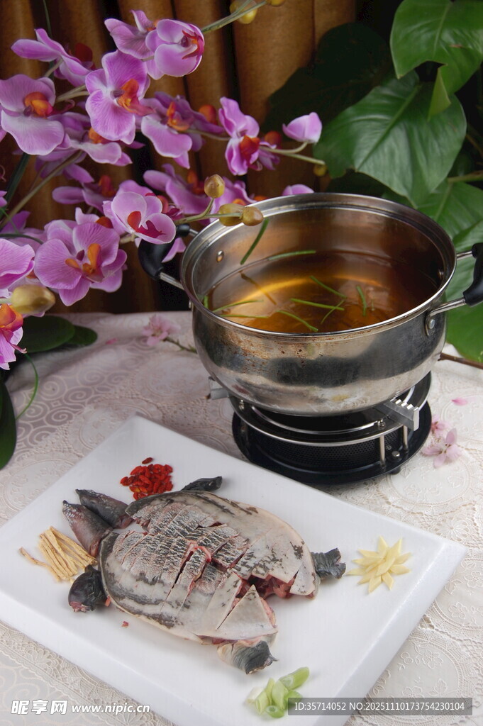 精致摆盘的特色清蒸鱼