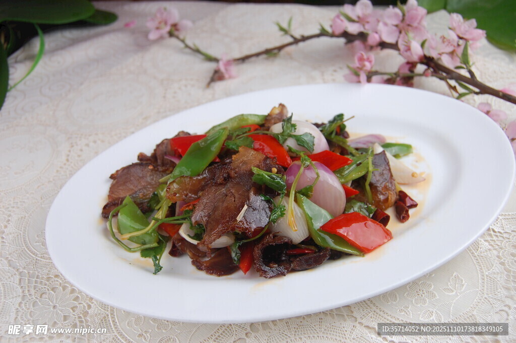 美味炒牛肉摆盘精致