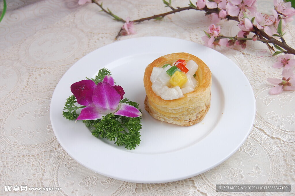 精致点心配花卉装饰