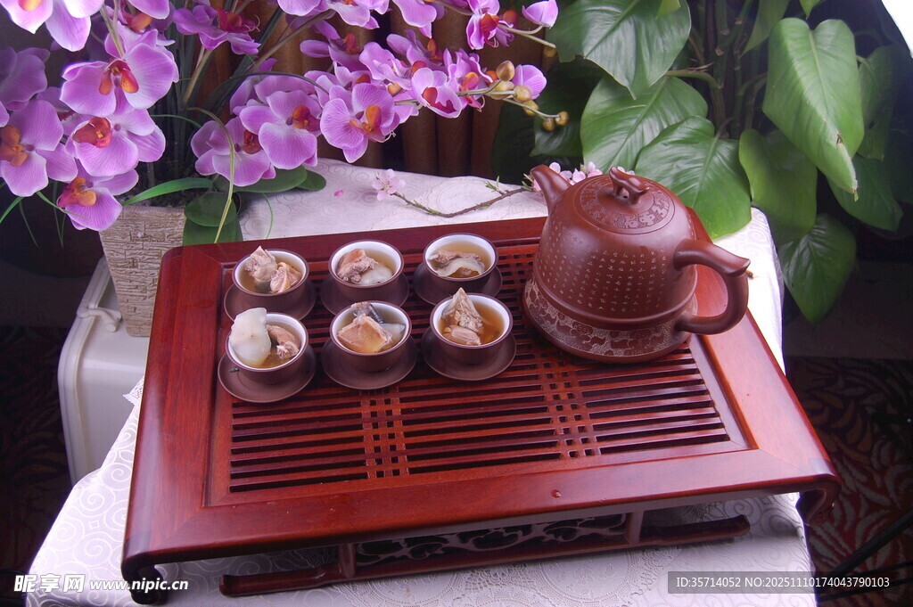 中式茶具与花卉雅致组合