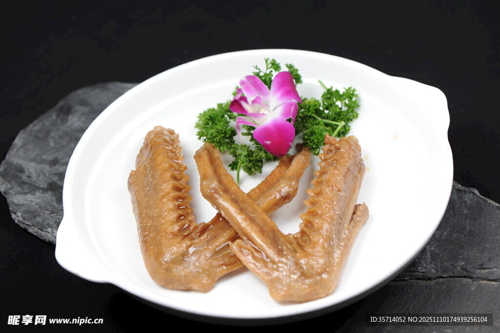 卤味鸭掌摆盘精致