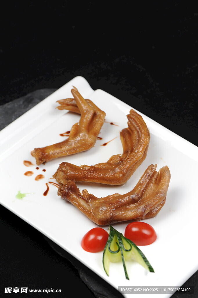 美味卤鸭掌摆于白盘上