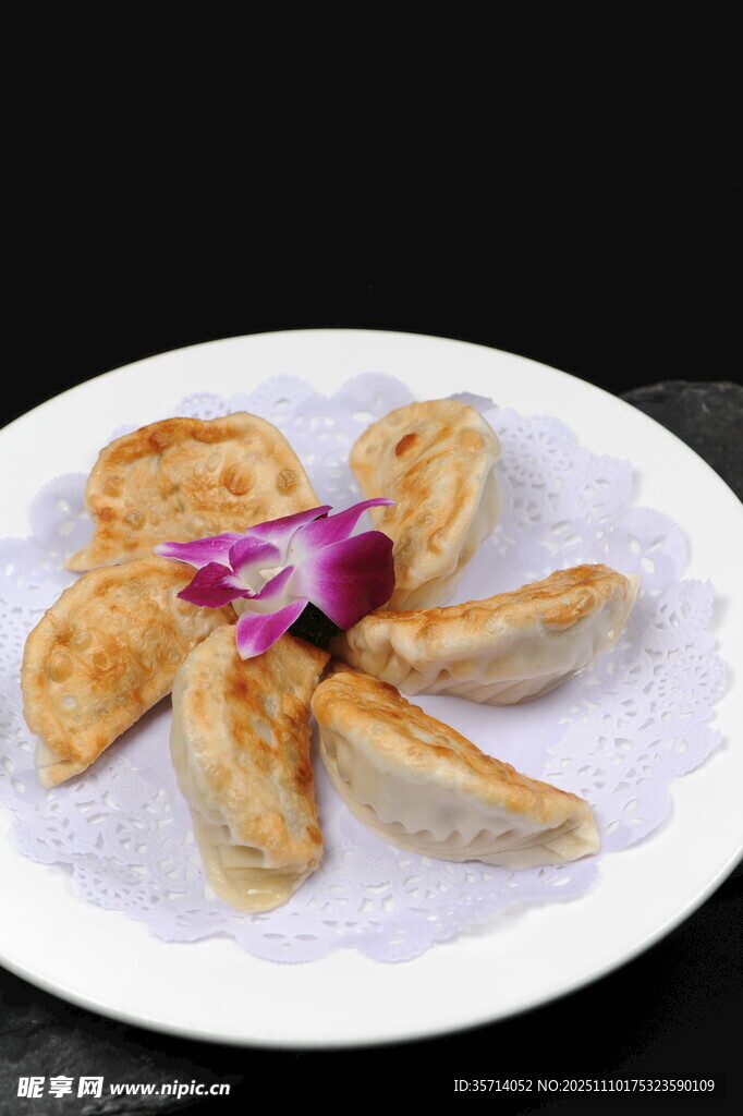 精美摆盘的特色煎饺