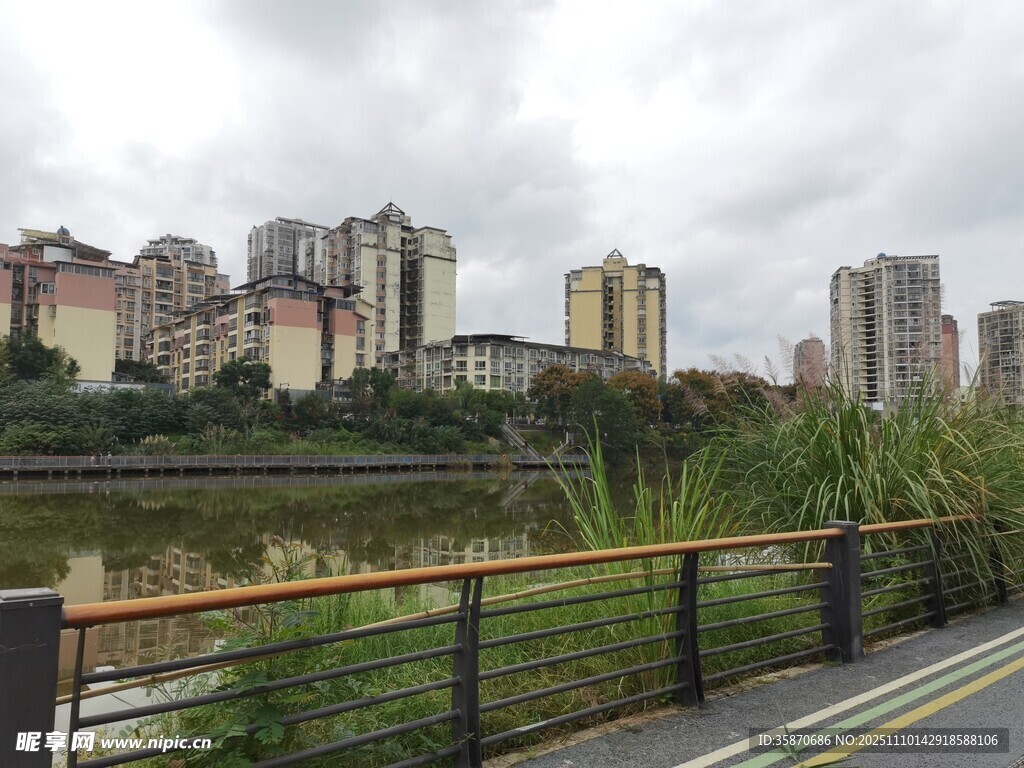 河畔旁的城市住宅区景观
