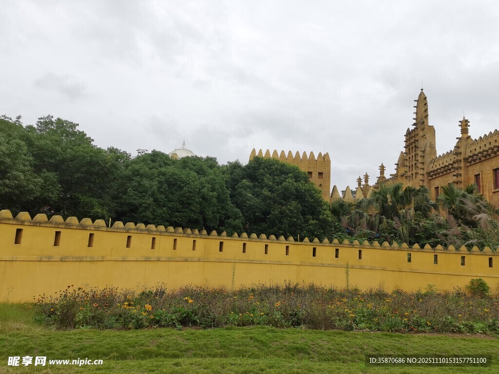 古老黄墙后的宏伟建筑