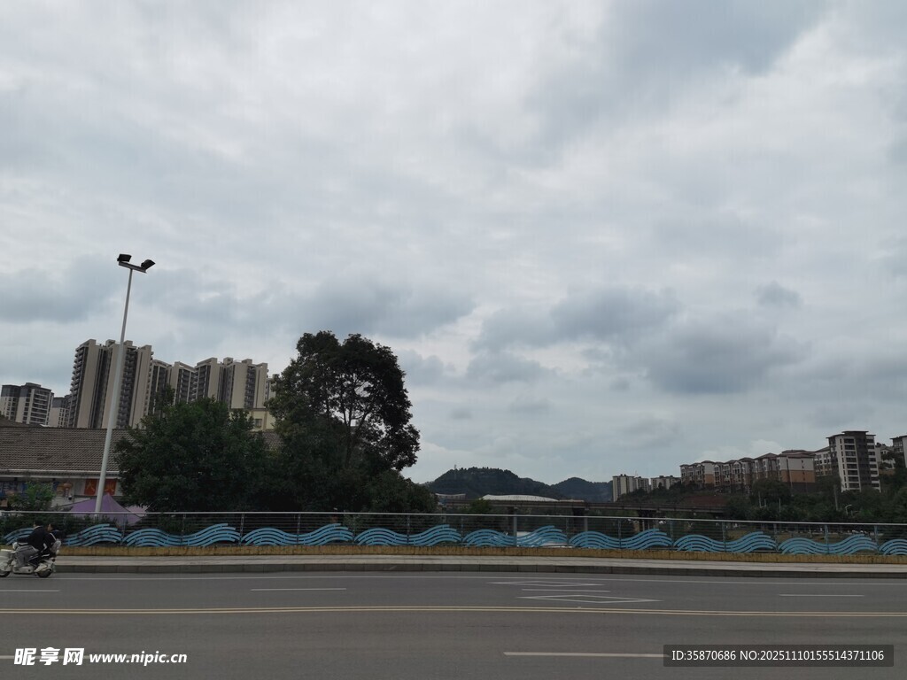 城市道路旁的建筑与天空