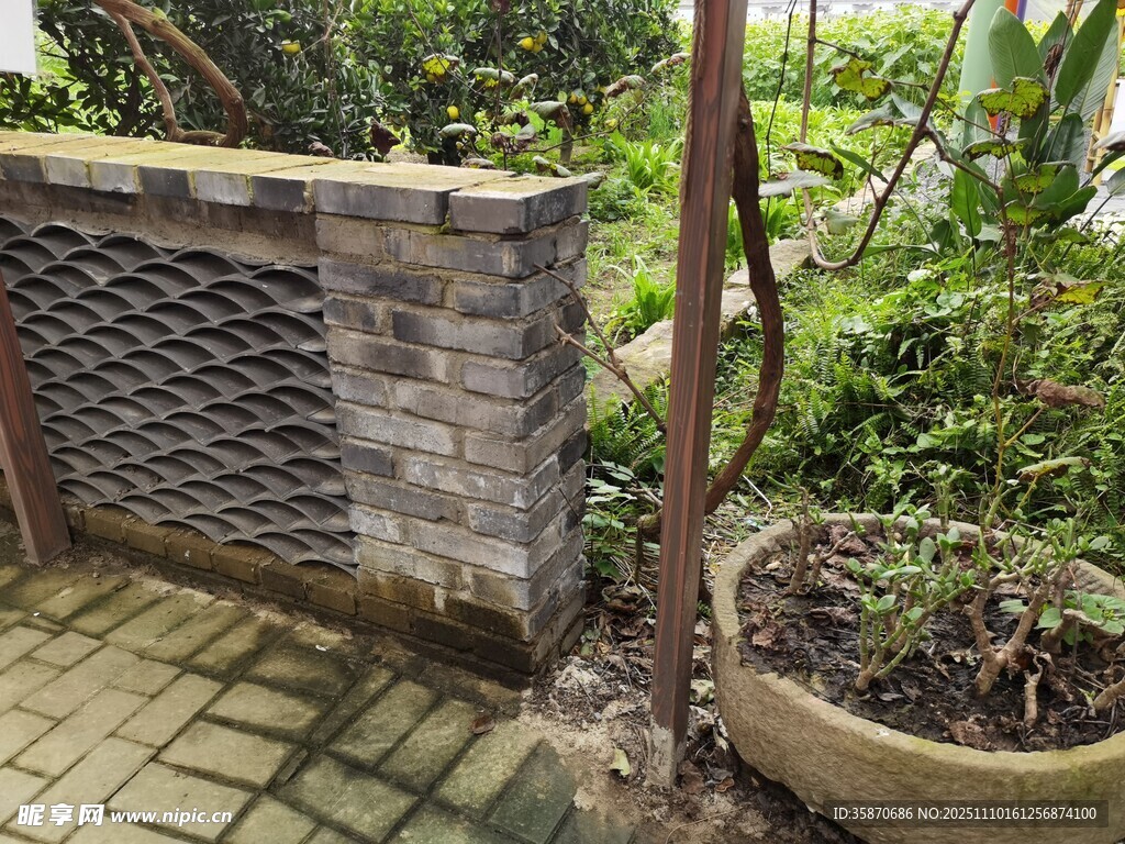 庭院角落绿植与砖砌景观