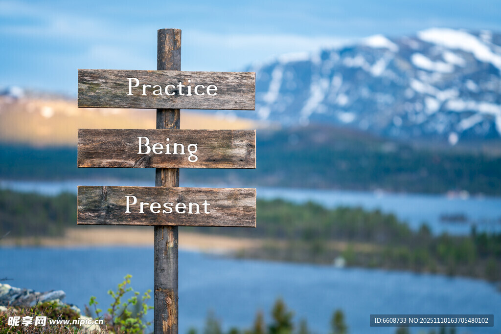 户外方向指示牌与美丽湖景