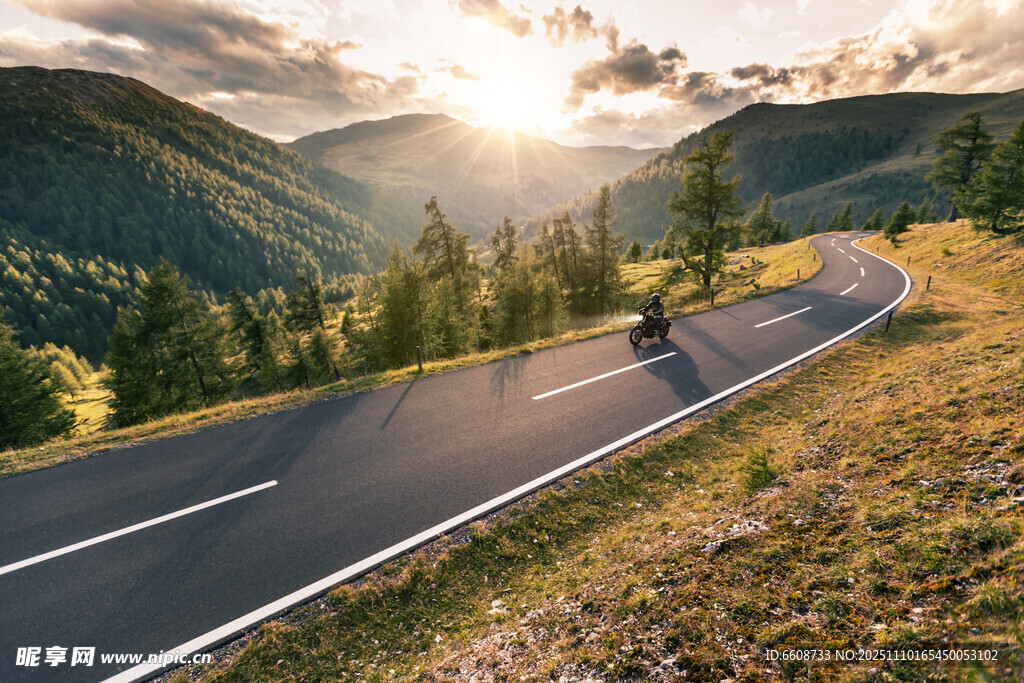 山间公路迎晨曦美景