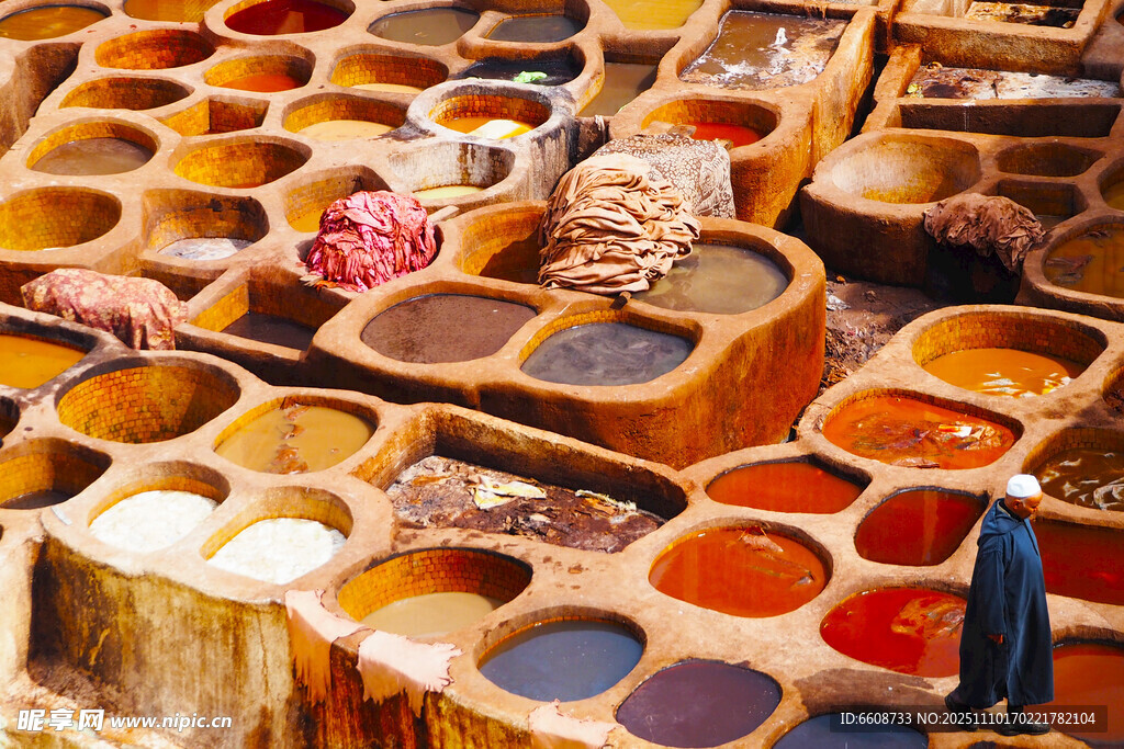 多彩颜料盘艺术创作素材