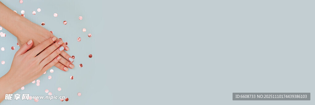 双手撒落细碎物品场景