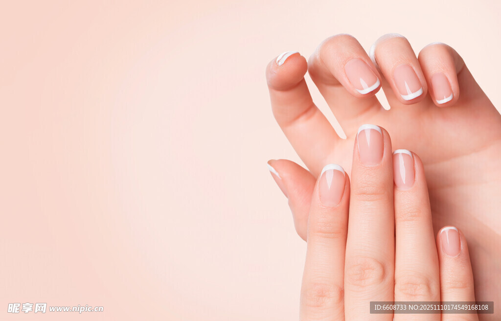 优雅美手展示精致美甲