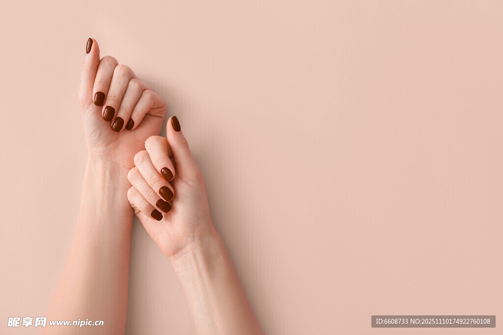 优雅美甲的女性双手