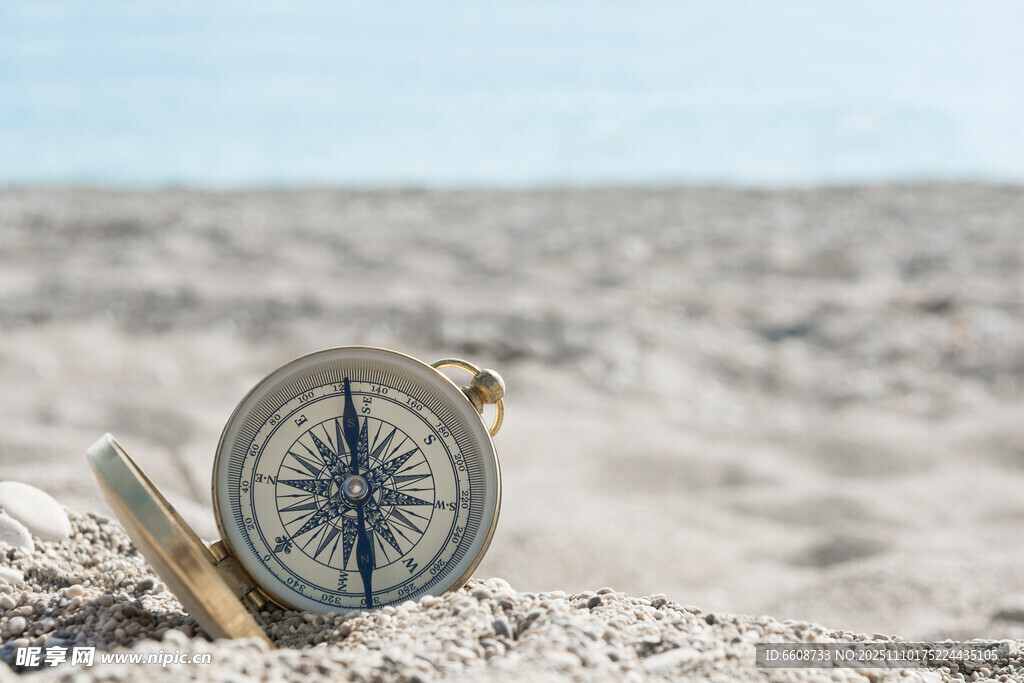 沙滩上的指南针
