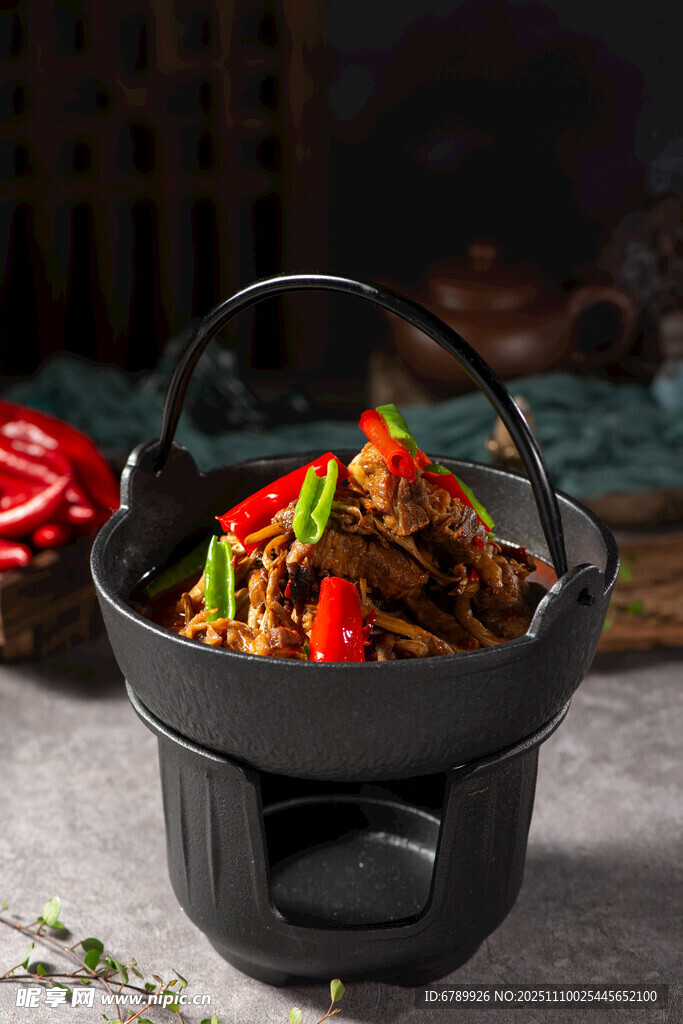 干锅茶树菇牛腩