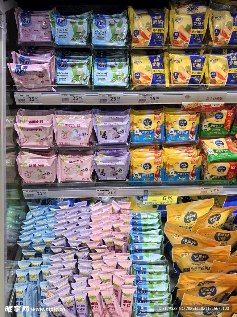 超市货架上琳琅满目的零食