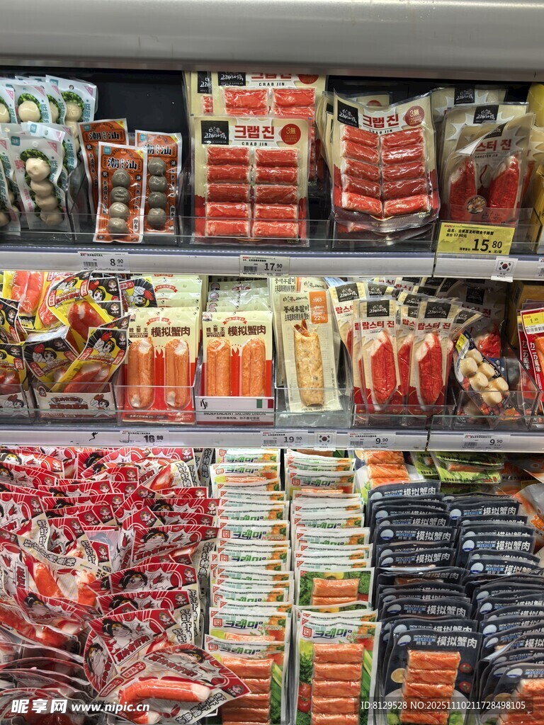 超市货架上琳琅满目的零食